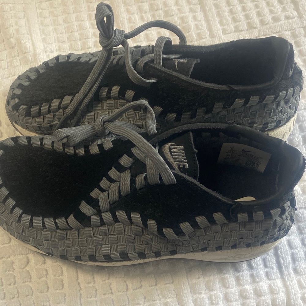 Nike Men's Black and Gray Woven Sneakers